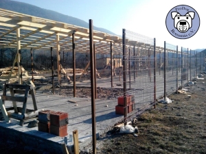 Zwingerelemente werden befestigt.